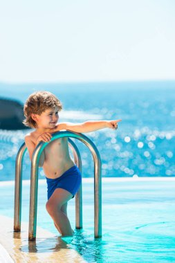 Tatil konsepti. Su havası. Yaz tatili. Denize yakın en iyi havuz. Oğlan ve havuz.