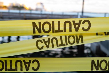Sarı Dikkat ABD COVID-19 kaseti. Koronavirüs Karantina Alanı Salgını, Virüs Hastalığı, Risk Alanı. Biyolojik tehlike. Karantinaya alın. Miami Florida kapandı. Sağlık Koruma Konsepti.