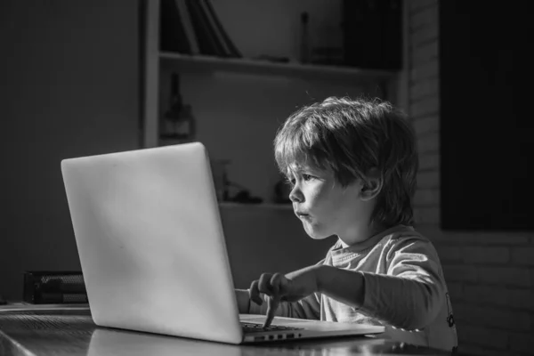 Távolsági oktatás. Online iskola. Iskolásfiú házi feladatot tanul otthon, társadalmi távolság a karantén alatt, elszigeteltség, online oktatási koncepció, magántanuló. Kőfejtő. — Stock Fotó