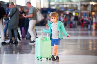 Karantina ve salgın sırasında yol. Seyahat. Uçuş iptal edildi. Areport 'ta bavullu bir çocuk. Çocuklarla seyahat etmek. Eve dönüş yolu. El bagajlı çocuk..