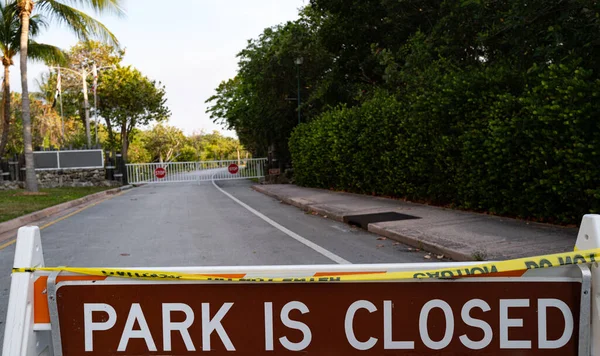 En büyük deniz parkı Biscayne Ulusal Parkı kapandı. Miami Plajı popüler South Beach Parkı 'nı kapattı. Key Biscayne Köyü. Coronavirüs salgını. Florida 'da karantina. — Stok fotoğraf