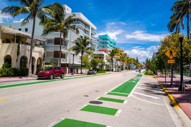 Miami, Ocean Drive 'da. Florida 'nın güneyindeki Urban City Caddesi. Güney Sahili. Amerikan şehri havası. Büyük bir şehirde bisiklet yolu var. Miami 'de gayrimenkul. Yatırım ve mülk.