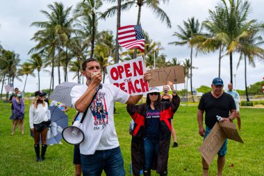 Miami Beach, Florida, ABD - 10 Mayıs 2020: Coronavirus gösterisi. Plaj tabelasını aç. Miami halkı hükümetten plaj açmalarını talep ediyor. Özgürlük ve özgürlük sancakları.