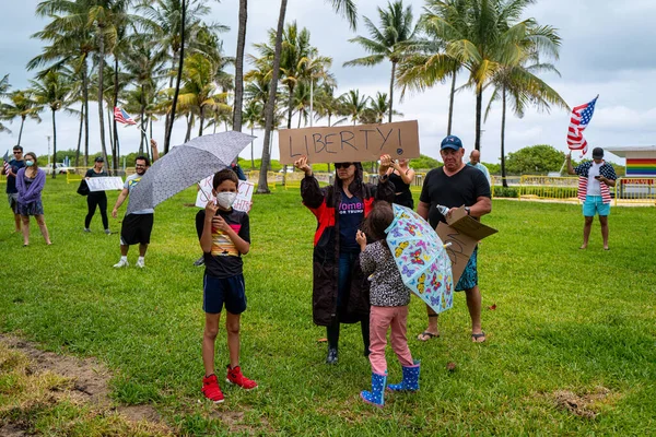 마이애미 비치, 미국 플로리다 - 2020 년 5 월 10 일: 리버티 사인. 코로나 바이러스에 반대하는 가족들 이야. 아이가 있는 여성은 자유를 요구하고 마이애미 해변을 개방 한다. 공원에서의 시연. — 스톡 사진