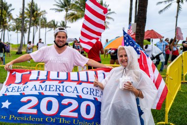 Miami Beach, Florida, ABD - 10 Mayıs 2020: Trump 'ın kadını. Cumhuriyetçiler ve Trump destekçileri pankartlar ve posterlerle ayakta duruyorlar. 2020 Amerika Birleşik Devletleri Başkanlık Seçimi. Donald Trump eğlenceleri.