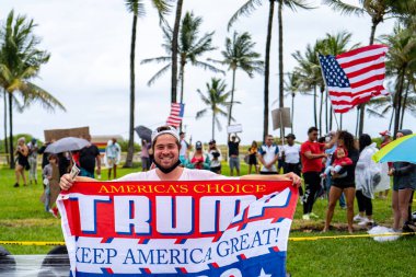 Miami Beach, Florida, ABD - 10 Mayıs 2020 Florida halkı Trump 'ı destekliyor. Kadın ve erkek protestocular ellerinde imzayla. Coronavirus, Miami Plajı 'nda gösteri protestosu. Covid 19. Trump Voiter.