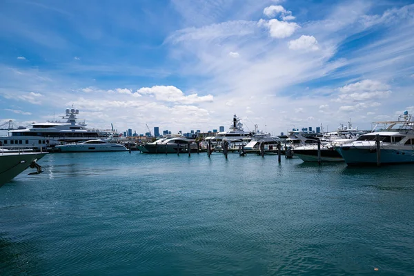 Yacht Pier en Miami Beach. Hermoso océano y yates cerca de la lujosa costa de Miami Beach. Querida vida en el sur de Florida, EE.UU. Puertos . — Foto de Stock