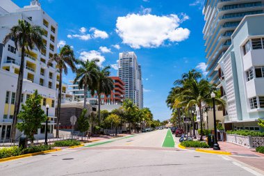Miami Beach, Florida, ABD - 2 Mayıs 2020: Miami Beach Caddesi. ABD gündüz şehir konsepti. Güzel şehir. Amerika modunda. Amerikan yoğunluğu yaşam tarzı. Coronavirüs yüzünden sokaklar boş..