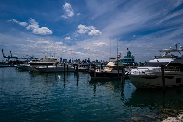 Yates de lujo en Miami Beach. Florida, Estados Unidos. Yates de lujo atracados en el puerto en la bahía en un día soleado con nubes en el cielo azul en Miami . — Foto de Stock