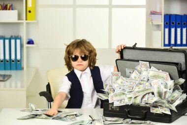 Nakit. Mutlu ve bağıran zengin çocuk milyoner paralarla oturuyor. Para için. Zengin insanlar. Tasarruf hesabı.
