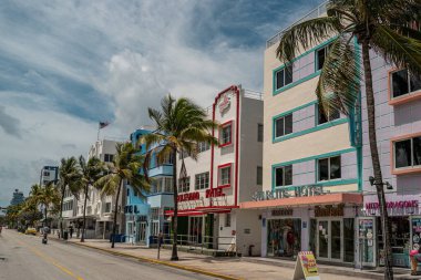 Okyanus yolculuğu. Miami şehrine. Miami Beach Caddesi. Art deco tarihi bölge. Tatil köyündeki otel kuyruğu..