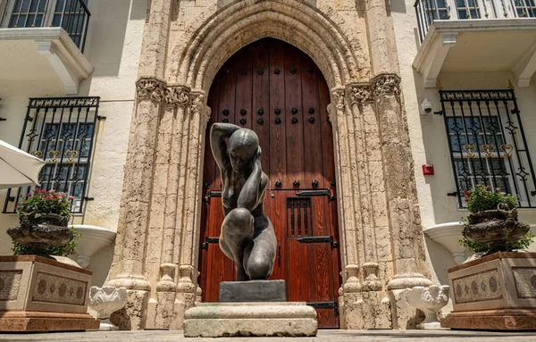 Miami Beach, Florida, EE.UU. - 22 de mayo de 2020: Estatua cerca de la entrada de la casa de un diseñador de moda Gianni Versace. La Mansión Versace en Ocean Drive. South Beach edificio estilo srt deco . — Foto de Stock