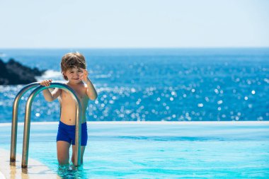 Havuzda mutlu bir çocuk. Yaz ve su.