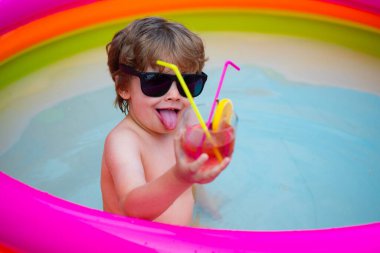 Yaz partisi konsepti. Miami ya da Malibu. Güneş gözlüklü bebek ve kokteyl.