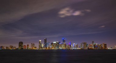 Miami üzerinde güzel bir gökyüzü. Miami 'nin gökdelenlerinde bir gece.