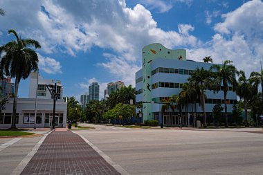 Miami Beach Caddesi. Florida, ABD 'de güneşli bir gün. Güney Sahili.