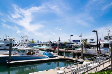 Miami Sahili yatları. Miami Sahili Marina Limanı 'nın rıhtımında.