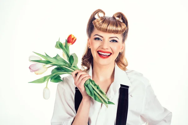 Egy csokor tulipán egy gyönyörű nőnek. Lány mosollyal és virágokkal. — Stock Fotó