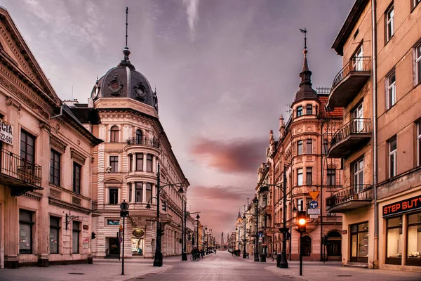 Polonya 'nın Lodz kentindeki ana caddede gün batımı.