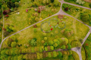 Yeşil bir parkta yollar kesişiyor.