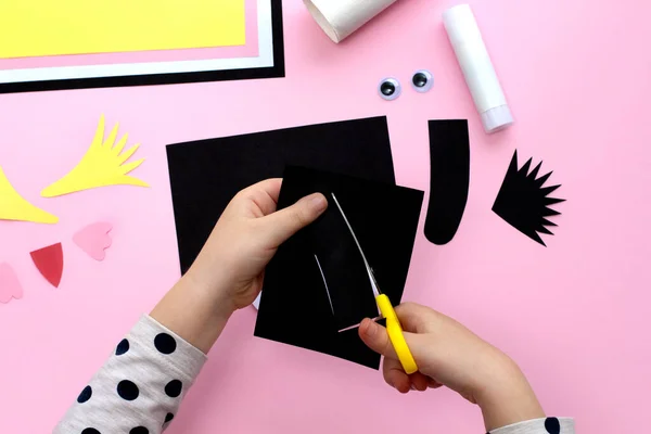 Renkli kağıt ve tuvalet kağıdı rulosundan penguen yapmak. Çocuk sanat projesi. Adım adım fotoğraf talimatları. Adım 2. Ayrıntıları kes.