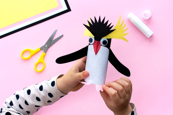 Renkli kâğıt ve tuvalet kağıdından bir penguen yapmak. Çocuk sanat projesi. Adım adım fotoğraf talimatları. 9. adım. Pembe patileri yapıştır.
