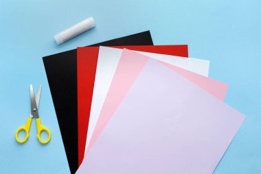 Renkli kağıttan sevimli bir baykuş yastık kutusu yapmak. Çocuk sanat projesi. Adım adım fotoğraf talimatları. Adım 1. Malzeme ve araçların hazırlanması.