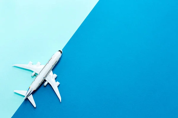Miniatur Spielzeugflugzeug Reist Das Weltthema Auf Blauem Hintergrund Reisekonzept — Stockfoto
