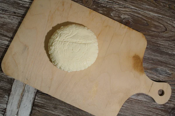 Fresh Adyghe cheese on a wooden tray on a wooden background — Stock Image Fresh Adyghe Cheese Wooden Tray Wooden Background Stock Photo