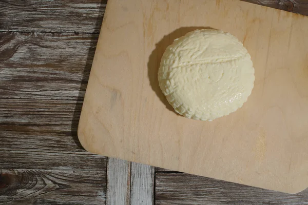 Fresh Adyghe cheese on a wooden tray on a wooden background — Stock Image Fresh Adyghe Cheese Wooden Tray Wooden Background Stock Picture