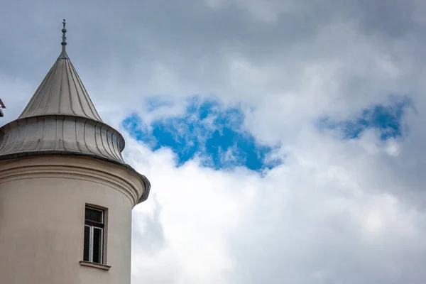 Αιχμηρή Οροφή Του Πύργου Διαπερνά Σπιρτόκουτο Κρεμασμένα Λευκά Σύννεφα — Φωτογραφία Αρχείου