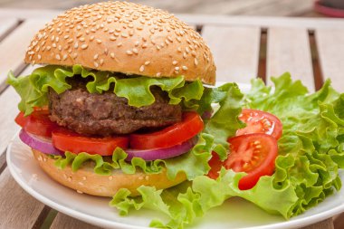 Peynirsiz ve baharatsız taze boğa etinin ev yapımı hamburgeri sağlıklı bir yaşam tarzı için