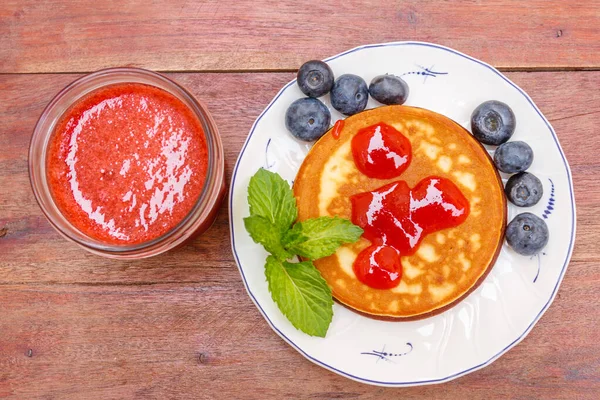 Tortitas Caseras Vertidas Con Mermelada Fresa Recién Elaborada Durmiendo Una — Foto de Stock