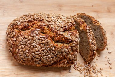 Mısır gevreği, ay çiçeği ve ceviz tohumlu.