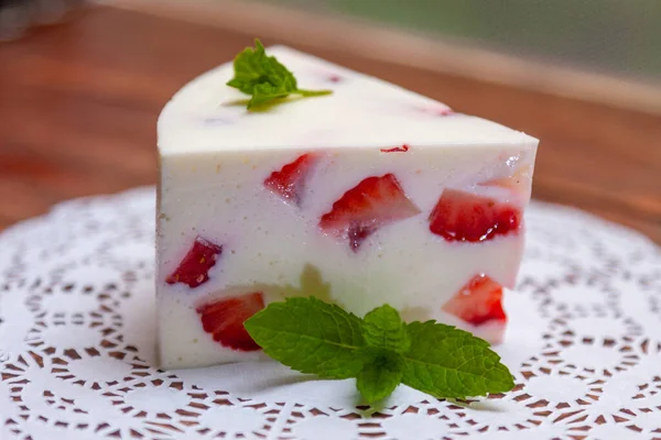 Kue Musim Semi Ringan Awan Strawberry Atas Meja Kayu — Stok Foto