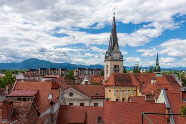 Eski Ljubljana şehrinin kiremitli çatıları