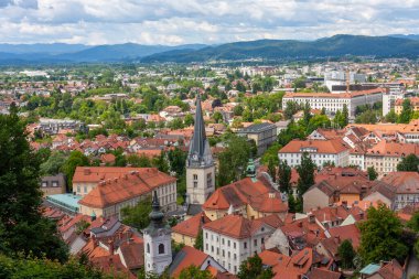 Eski Ljubljana şehrinin kiremitli çatıları