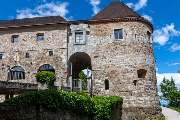 Tour Une Ancienne Forteresse Pont Suspendu Contre Ciel Bleu — Photo