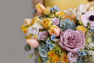 Sarı laleli bahar buketi, pastel güller, narsis, karanfiller...