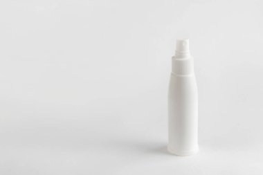 Beyaz arka planda temizlik için antibakteriyel el dezenfektanı spreyi. Dezenfektan. Korona virüsünü koruma 