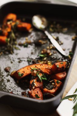 Çam fıstıklı ve yeşillikli fırında balkabağı. Vejetaryen ve vejetaryen yemekleri. Sağlıklı yaşam tarzı.