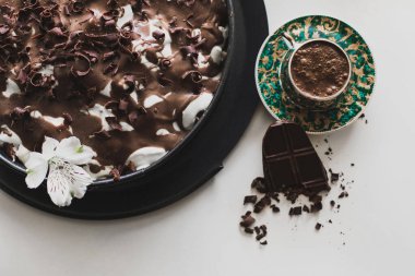 Kahveli vejetaryen keki ve beyaz arka planda çikolata.