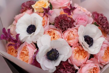 Bahar pastel buketi ve yakın plan deniz şakayığı