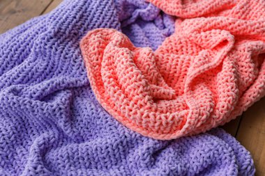 El yapımı örgü battaniyeyi kapat. Ev tekstili.