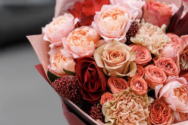 Красочный Букет Красными Розовыми Розами Цветочный Магазин Цветочные Обои — стоковое фото