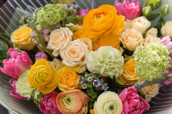Красочный Букет Розами Ранункулами Гвоздикой Тюльпанами Цветочный Магазин Флорист — стоковое фото