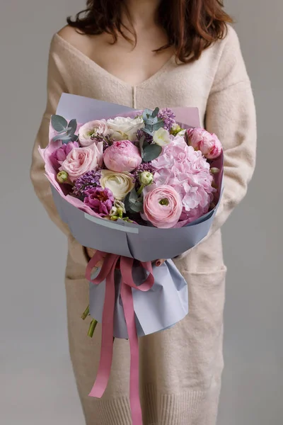 Bahar Pastel Buketini Elinde Tutan Genç Bir Kadın Çiçekçi Çiçekçi Telifsiz Stok Fotoğraflar