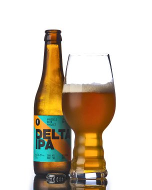 Brüksel bira proje bira şişe izole beyaz arka plan 