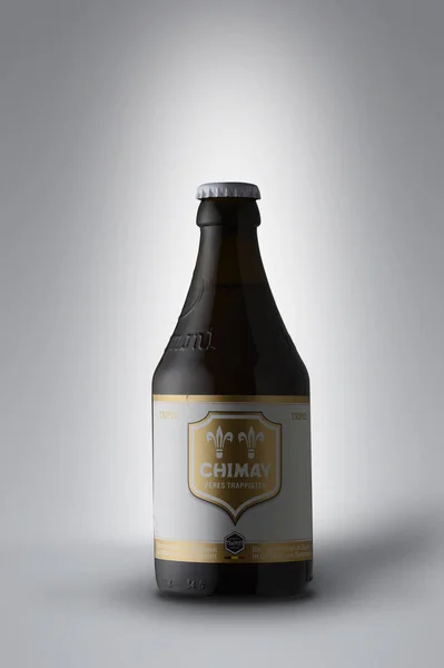 Trappist bira şişesi beyaz arkaplanda izole (Sadece editoryel kullan)