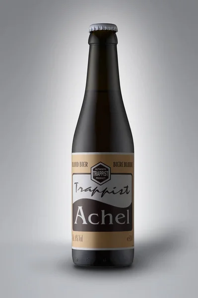 Trappist bira şişesi beyaz arkaplanda izole (Sadece editoryel kullan)